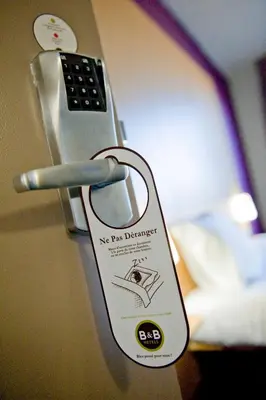 Un ou plusieurs lits dans un hébergement de l'établissement B&B HOTEL Saint-Quentin