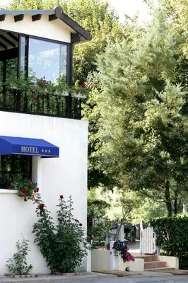 Jardin de l'établissement LOGIS - Hôtel & Restaurant Le Gonfalon