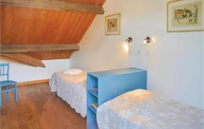 Un ou plusieurs lits dans un hébergement de l'établissement 4 Bedroom Lovely Home In Roisel