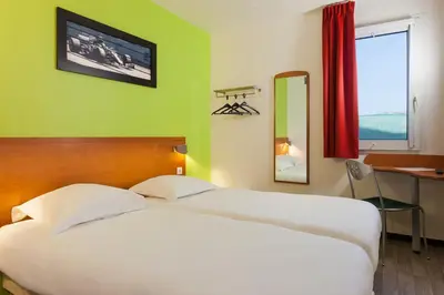 Un ou plusieurs lits dans un hébergement de l'établissement Enzo Hotels Chalons en Champagne