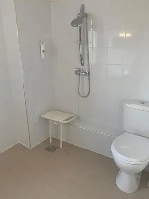Salle de bains dans l'établissement Enzo Hotels Chalons en Champagne