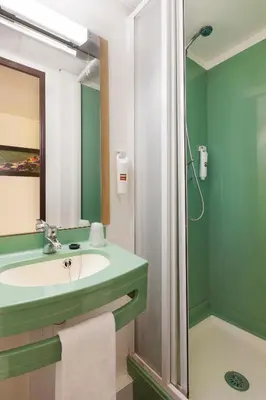 Salle de bains dans l'établissement Enzo Hotels Chalons en Champagne