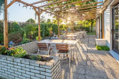 Jardin de l'établissement Kyriad Direct Laon