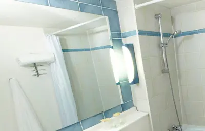 Salle de bains dans l'établissement Kyriad Châlons-En-Champagne - Saint-Martin