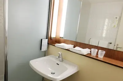 Salle de bains dans l'établissement Campanile Château-Thierry