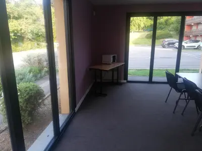 Télévision ou salle de divertissement dans l'établissement Kyriad Direct Soissons