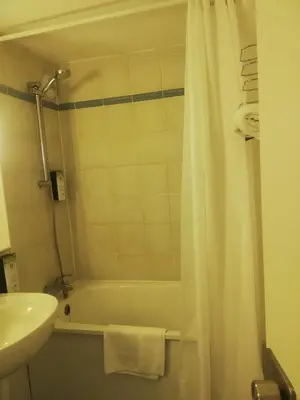 Salle de bains dans l'établissement Kyriad Direct Soissons