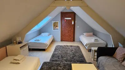 Un ou plusieurs lits dans un hébergement de l'établissement Hôtel La Poterne du Roy