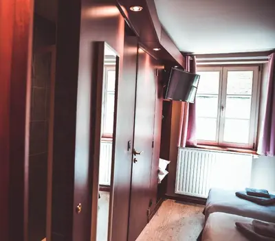 Télévision ou salle de divertissement dans l'établissement Hôtel La Poterne du Roy
