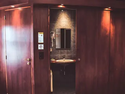 Salle de bains dans l'établissement Hôtel La Poterne du Roy