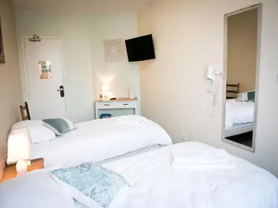 Un ou plusieurs lits dans un hébergement de l'établissement Logis Hotel Restaurant Le Relais Fleuri