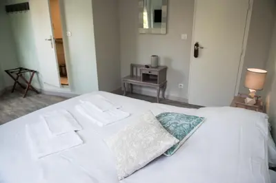 Un ou plusieurs lits dans un hébergement de l'établissement Logis Hotel Restaurant Le Relais Fleuri