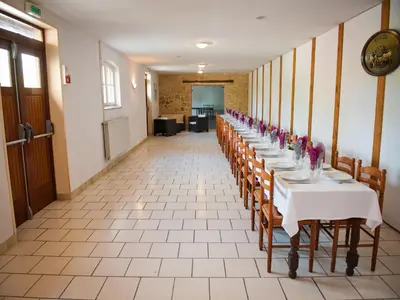 Restaurant ou autre lieu de restauration dans l'établissement Logis Hotel Restaurant Le Relais Fleuri