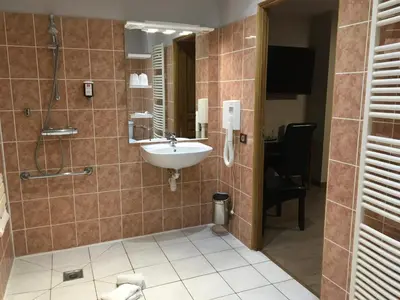 Salle de bains dans l'établissement Logis Hôtel & Appartements Le Florence