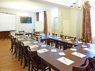 Espace de conférence ou salle de réunion dans l'établissement Logis Hôtel & Appartements Le Florence