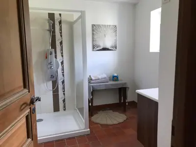 Salle de bains dans l'établissement Relais du Chat Prosper
