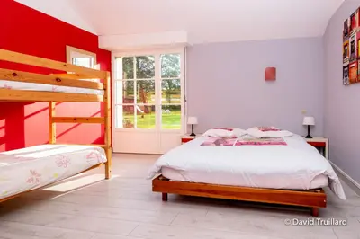 Un ou plusieurs lits dans un hébergement de l'établissement Maison familiale à Lametz avec jardin et équipements de loisirs