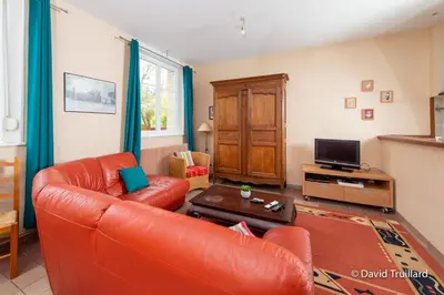 Télévision ou salle de divertissement dans l'établissement Maison familiale à Lametz avec jardin et équipements de loisirs