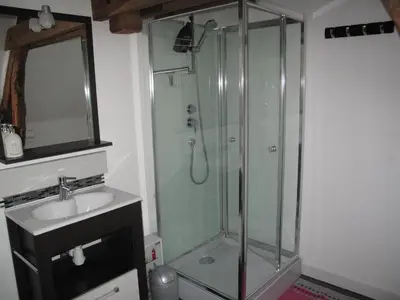Salle de bains dans l'établissement La Maison Des Chiens Rouges