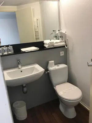 Salle de bains dans l'établissement Hôtel Kyriad Epernay en Champagne