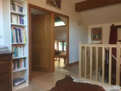 Bibliothèque dans la maison de vacances