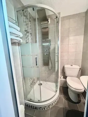 Salle de bains dans l'établissement Kyriad Direct Reims