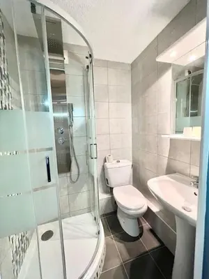 Salle de bains dans l'établissement Kyriad Direct Reims