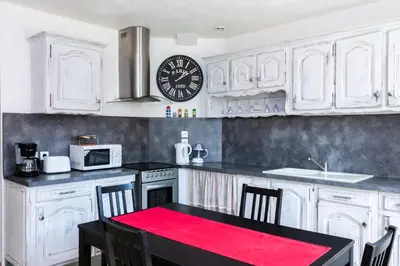 Cuisine ou kitchenette dans l'établissement Maison de village Salency