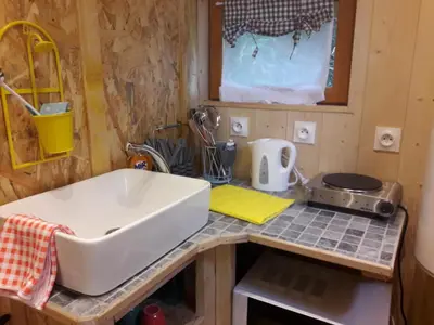 Cuisine ou kitchenette dans l'établissement Le Domi