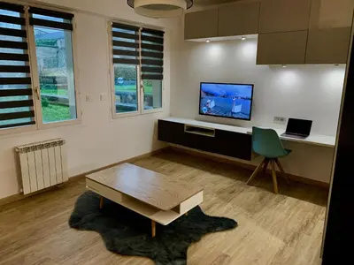 Télévision ou salle de divertissement dans l'établissement La charmeraie