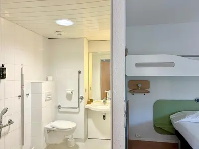 Salle de bains dans l'établissement ibis budget Noyon