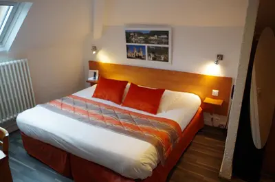 Un ou plusieurs lits dans un hébergement de l'établissement Logis Hotel Beaudon