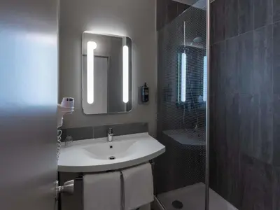 Salle de bains dans l'établissement ibis Epernay Centre Ville
