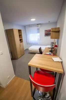 Cuisine ou kitchenette dans l'établissement KOSY Appart'hôtel Le Champ De Mars Reims