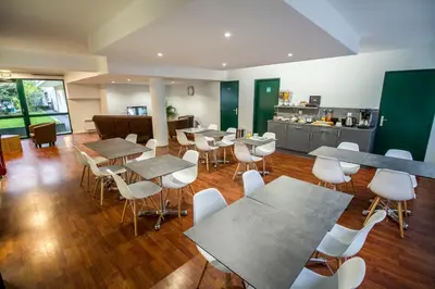 Coin salon dans l'établissement KOSY Appart'hôtel Le Champ De Mars Reims