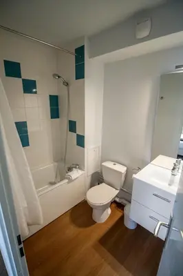 Salle de bains dans l'établissement KOSY Appart'hôtel Le Champ De Mars Reims