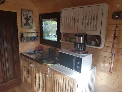 Cuisine ou kitchenette dans l'établissement Roulotte panoramique du Moulin