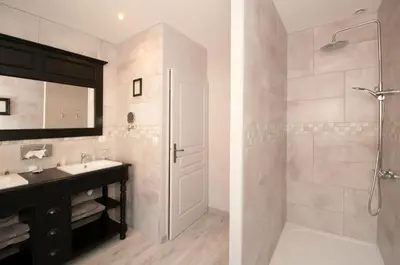 Salle de bains dans l'établissement Le Logis Aux Bulles