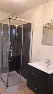 Salle de bains dans l'établissement Gite Le Savart