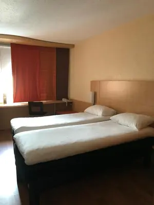 Un ou plusieurs lits dans un hébergement de l'établissement Ibis Laon - Hôtel Restaurant
