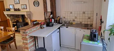 Cuisine ou kitchenette dans l'établissement COUR LA DAME chez Béatris et Christophe Janson