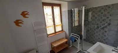 Salle de bains dans l'établissement COUR LA DAME chez Béatris et Christophe Janson