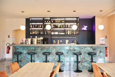 Salon ou bar de l'établissement Best Western Hotel Restaurant Ile de France