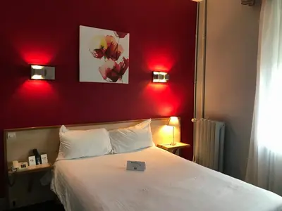 Un ou plusieurs lits dans un hébergement de l'établissement Logis Hotel & Restaurant La Paix