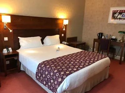 Un ou plusieurs lits dans un hébergement de l'établissement Logis Hotel & Restaurant La Paix