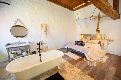Salle de bains dans l'établissement Maison d'Hôtes Ferme d'Issonges B&B
