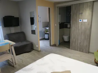 Télévision ou salle de divertissement dans l'établissement Les Collinades de Chalons