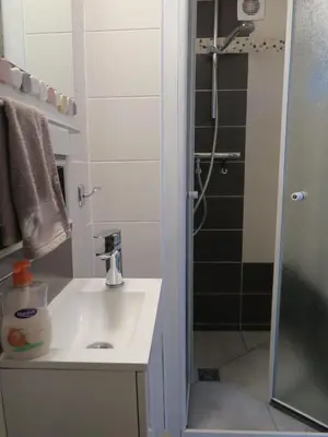 Salle de bains dans l'établissement Les Collinades de Chalons