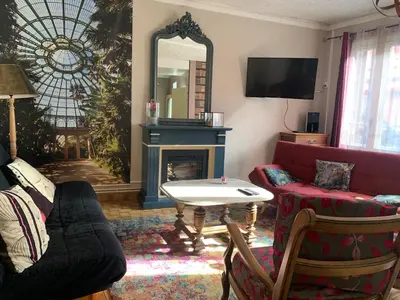 Télévision ou salle de divertissement dans l'établissement Le gîte du familistère