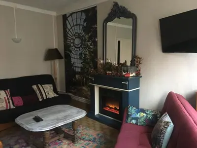 Télévision ou salle de divertissement dans l'établissement Le gîte du familistère